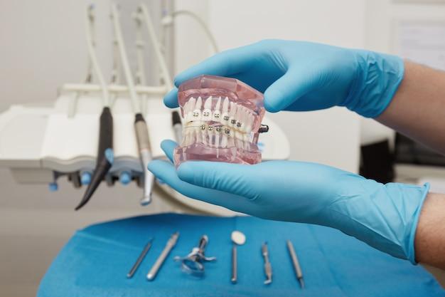 Ортодонт — тот, кто исправляет кривые зубы