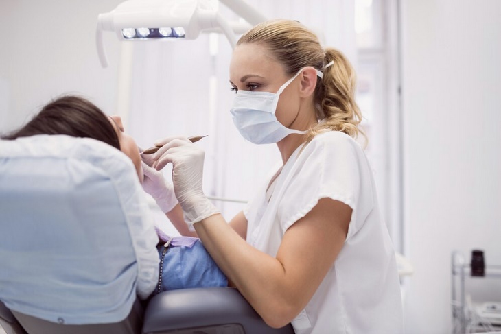 Врач-стоматолог проводит лечение